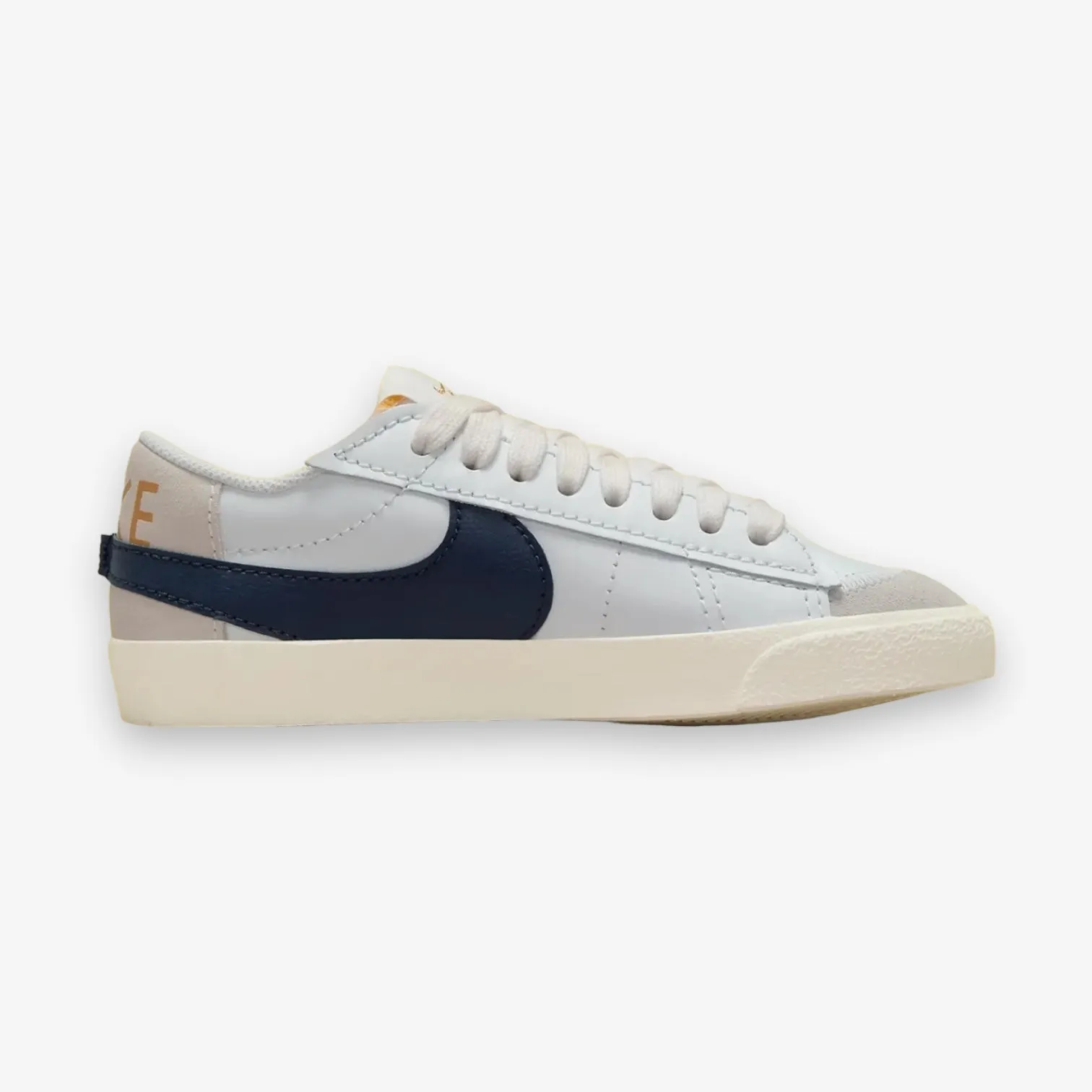 W NIKE BLAZER LOW '77 JUMBO SUMMIT WHITE/OBSIDIAN-SAIL-METALLIC GOLD FZ6773-100
