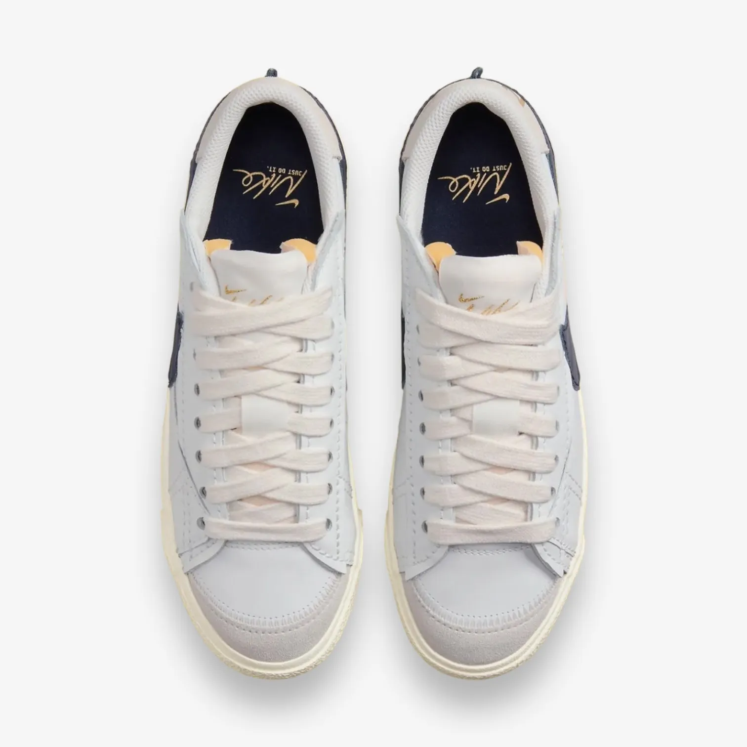 W NIKE BLAZER LOW '77 JUMBO SUMMIT WHITE/OBSIDIAN-SAIL-METALLIC GOLD FZ6773-100